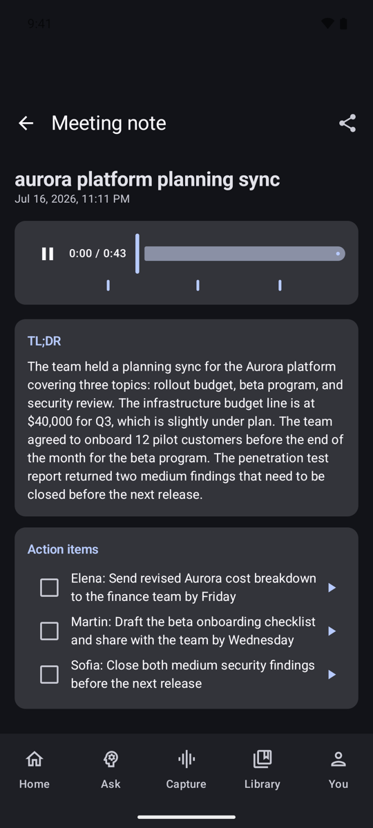 Uma nota de reunião no Android no modo escuro: reprodutor de áudio com marcas de capítulo, cartão de resumo e ações com reprodução por item.